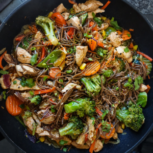 Гречневая лапша с курицей и овощами